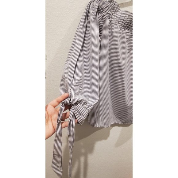 AMERICAN EAGLE Off Shoulder Blue and White Top - Picture 2 of 3